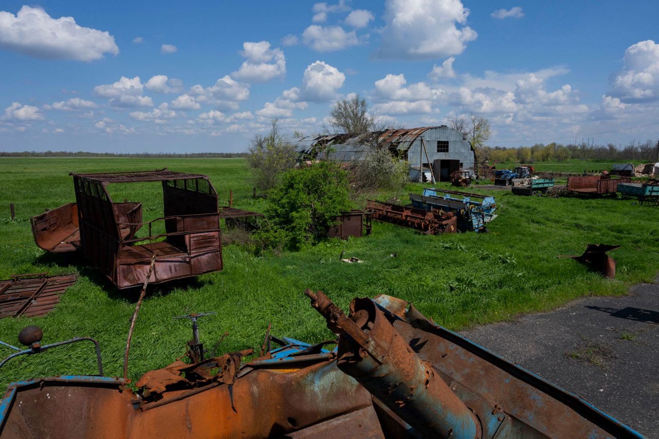 Херсон фермеры. Фермеры Херсон. Сельскохозяйственная 12f. Iraque Farms destroyed.