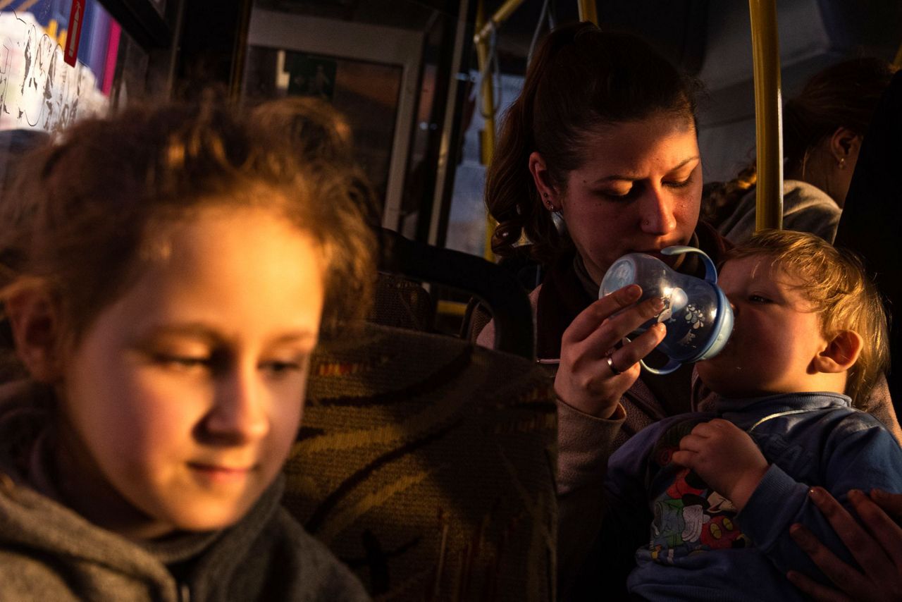 Заложники дети в автобусе ссср. Депортация украинских детей. Раненые беженцы из Мариуполя. Беженцы из Украины в Германию в 2022. Мариуполь центр беженцев.