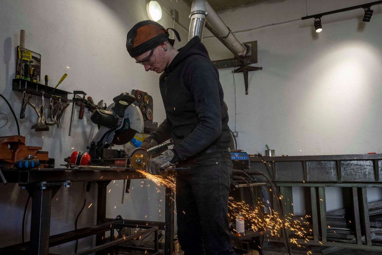 Welding engineers. Сварка инженер. Солдат сварщик. Артем инженер. Welding Engineer.