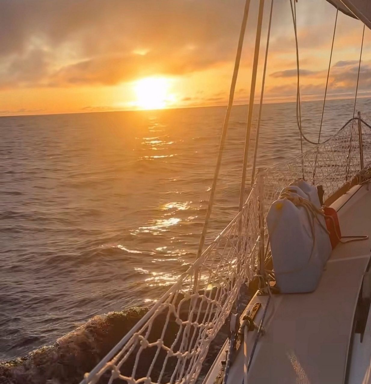 Sailing from Oregon to Hawaii after quitting his job turns a man with a ...