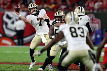 New Orleans Saints tight end Juwan Johnson (83) is tackled by San