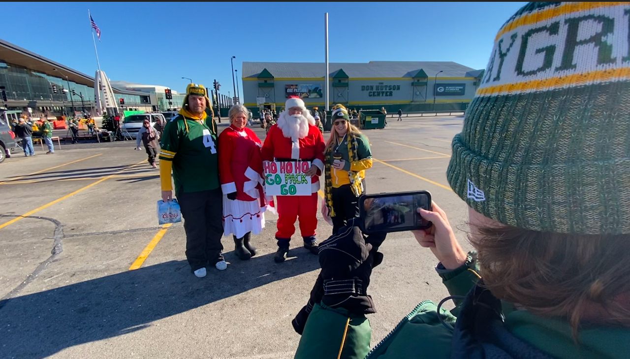 Santas Part of Christmas Day Game At Lambeau