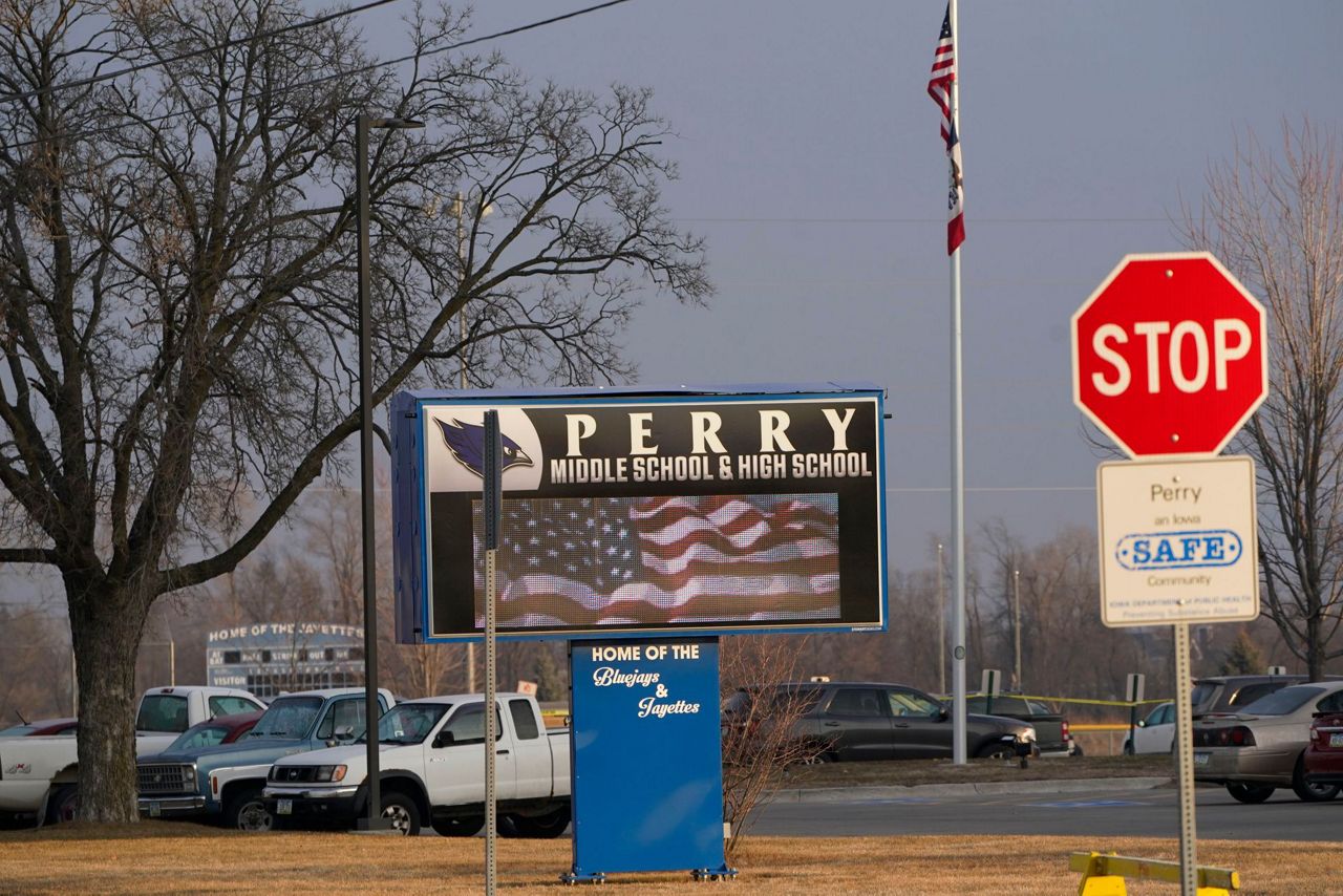 Teen kills 6th grader, wounds 5 others and takes own life in Iowa high ...