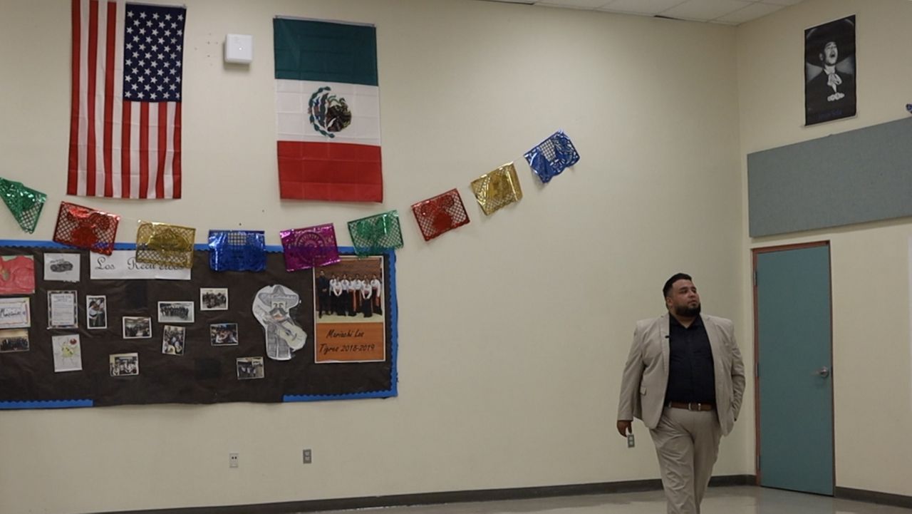 La passion d’Augustin Ortiz pour le mariachi menacée par des fermetures d’écoles à San Antonio