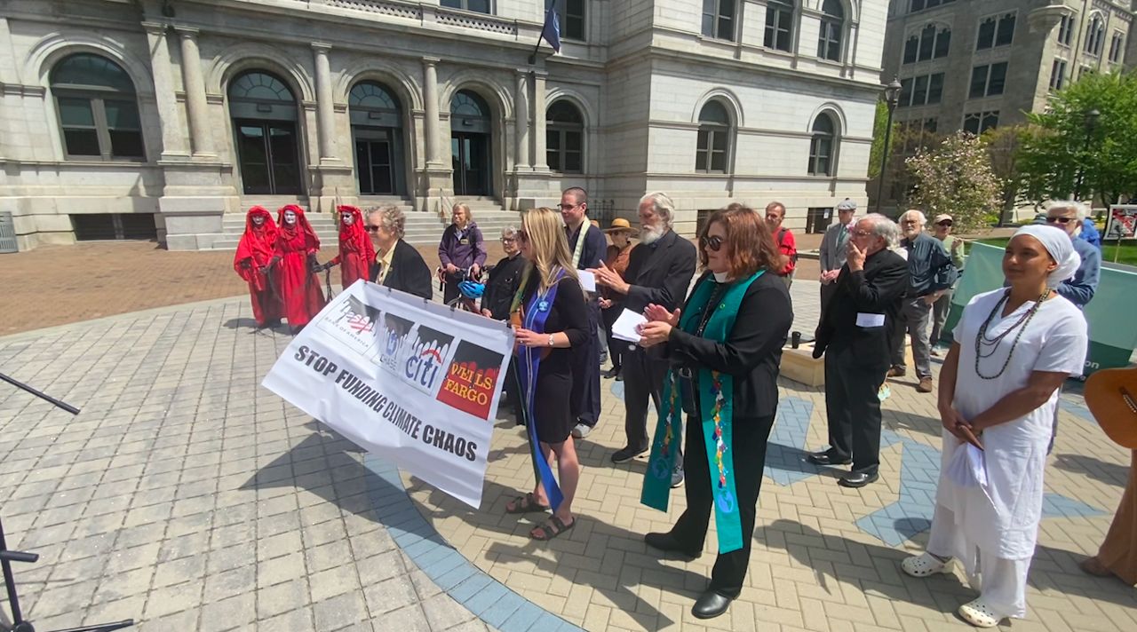 Activists call on big banks to stop fossil fuel investments - Vimarsana News