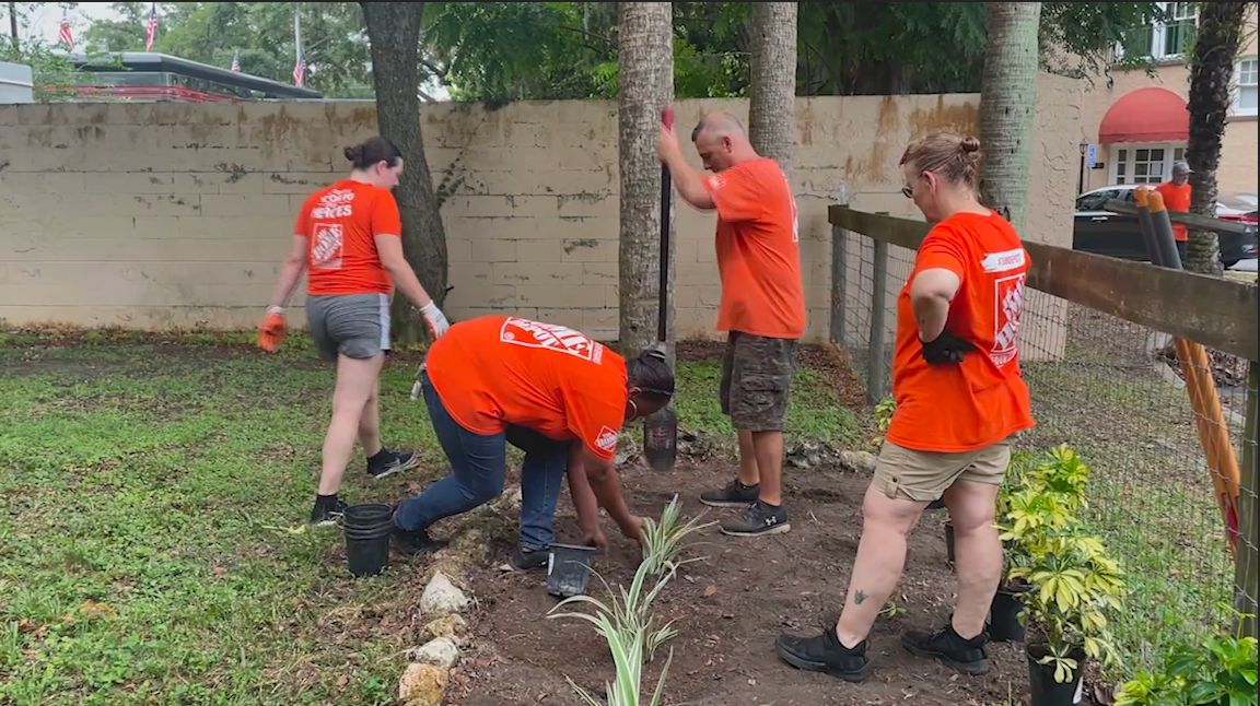 Marion volunteers help veterans with beautification project
