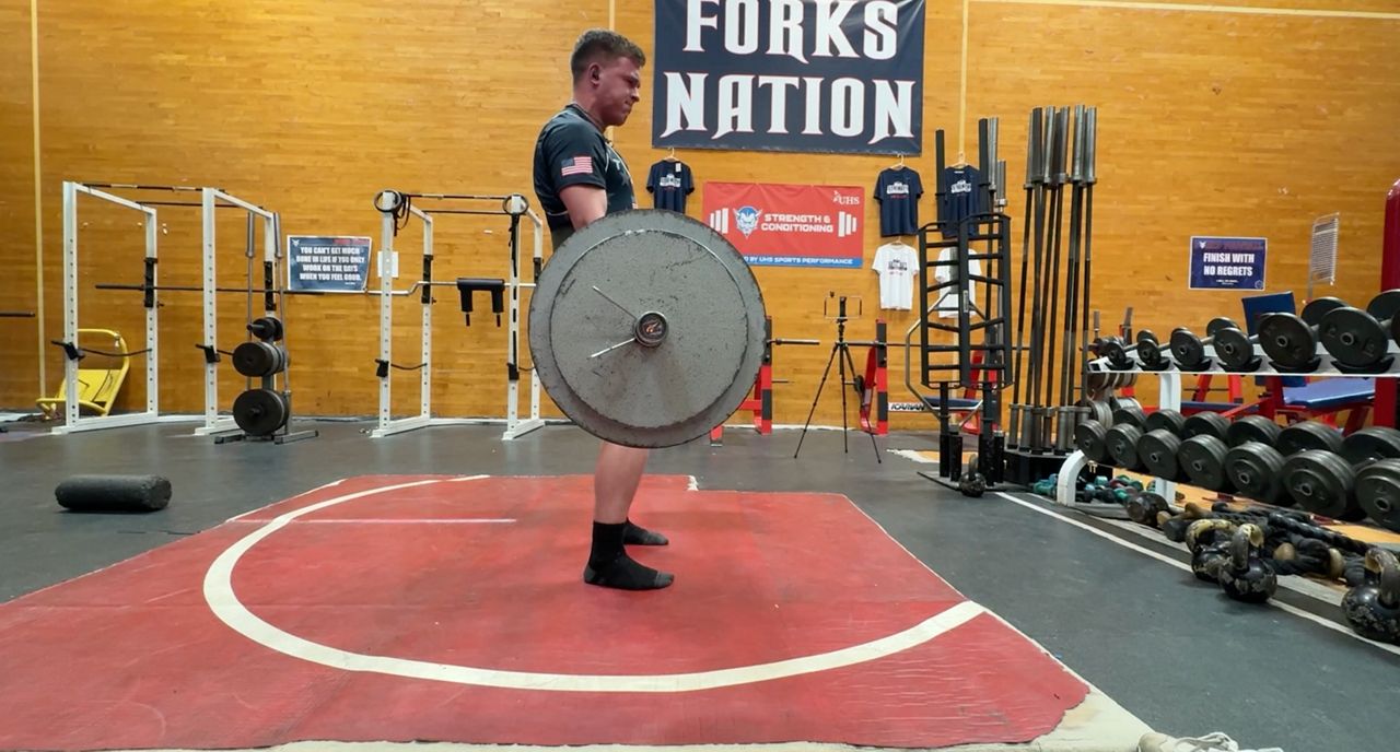 Evan Truesdale deadlifting 