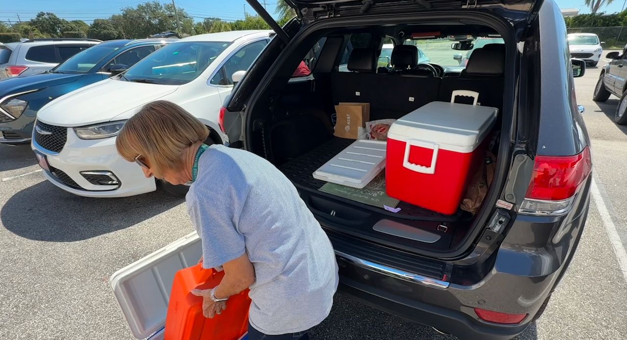 Aging Matters' Meals on Wheels volunteer Elizabeth Grabach loads up meals to bring to seniors. (Spectrum News/Greg Pallone)
