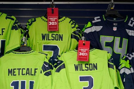 Seahawks agree to trade Russell Wilson to Broncos