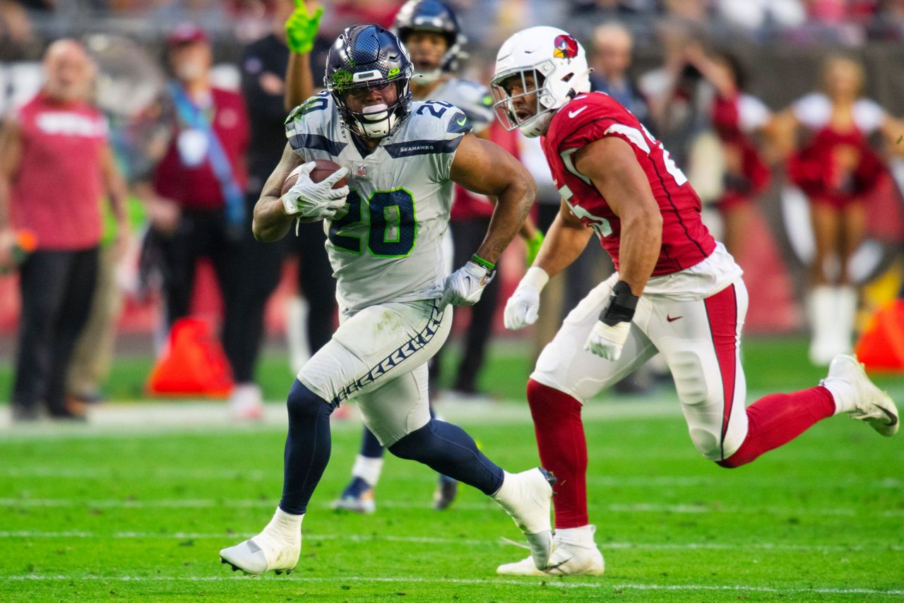 Seattle Seahawks arrive at Phoenix Sky Harbor