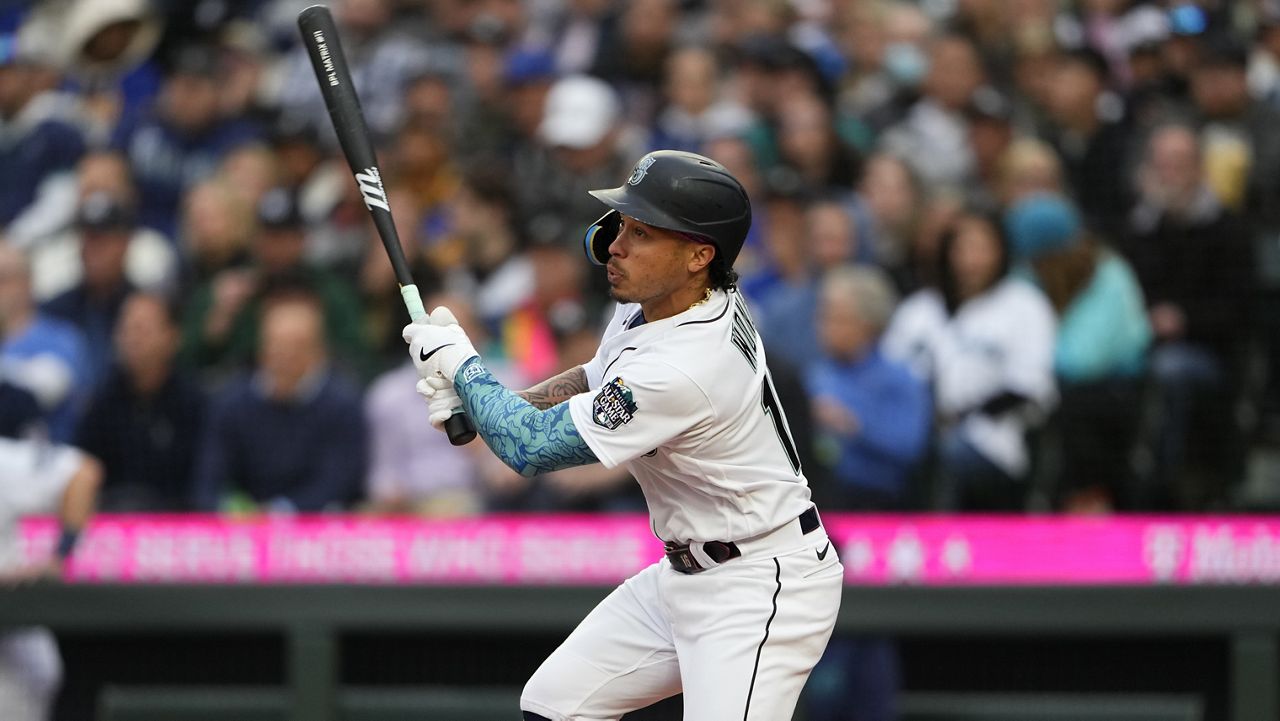Wong hits 1st HR with Mariners in rout of Yankees