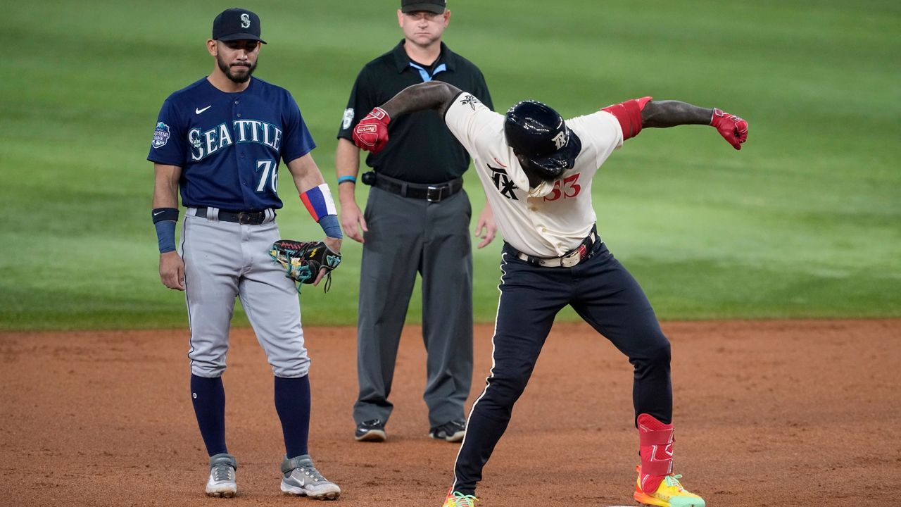 Photo gallery: Mariners pitchers and catchers hit the field at