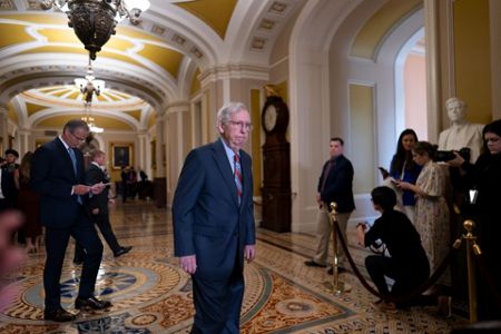 Mitch McConnell briefly leaves press conference after freezing up