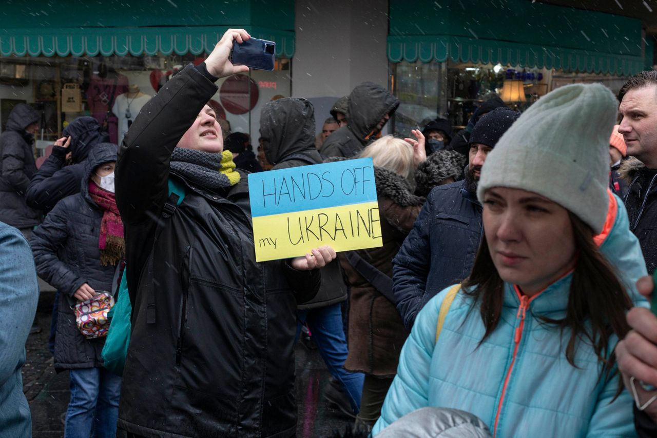 Русские в сербии 2024. Протесты женщин. Сербия и Украина. Сербия люди.