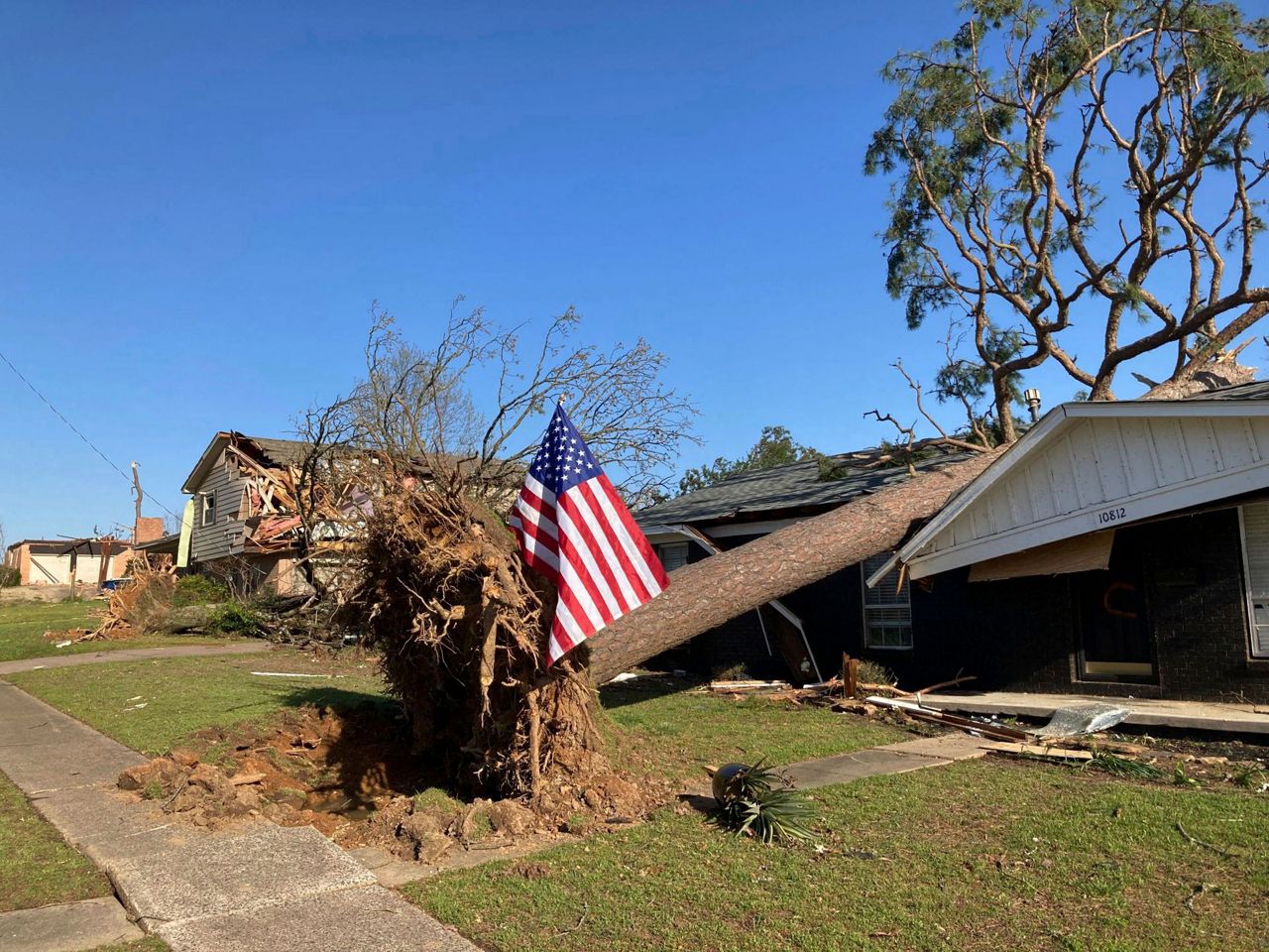 Tornadoes kill at least 10 across US Midwest and South