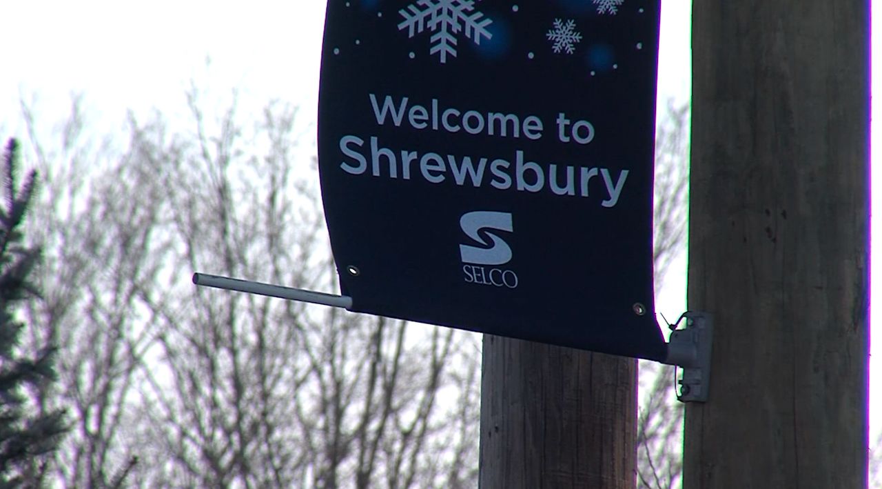 'Welcome to Shrewsbury' pole banner. (Spectrum News 1/ Shaun Grady)