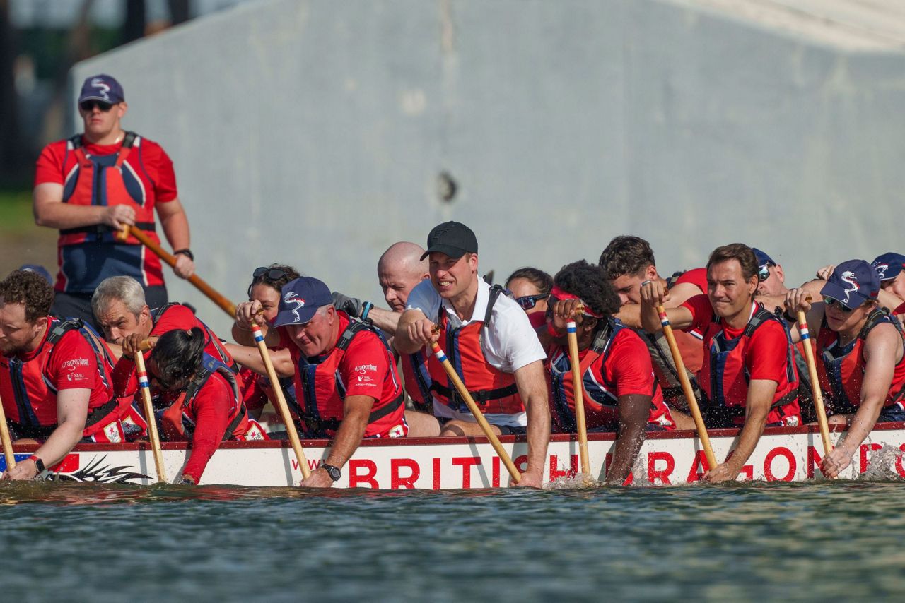 Prince William goes dragon boating in Singapore ahead of Earthshot(01)