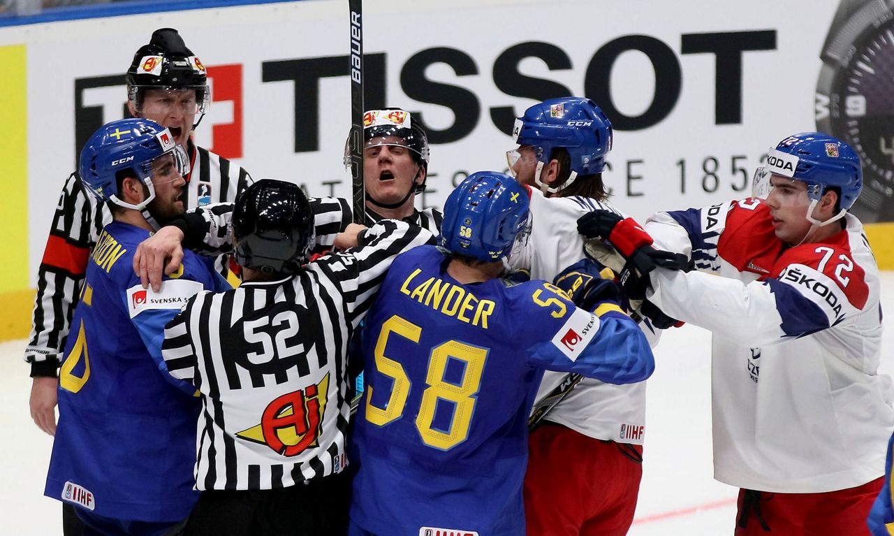 Slovakia stuns US 4-1 in world hockey championship opener