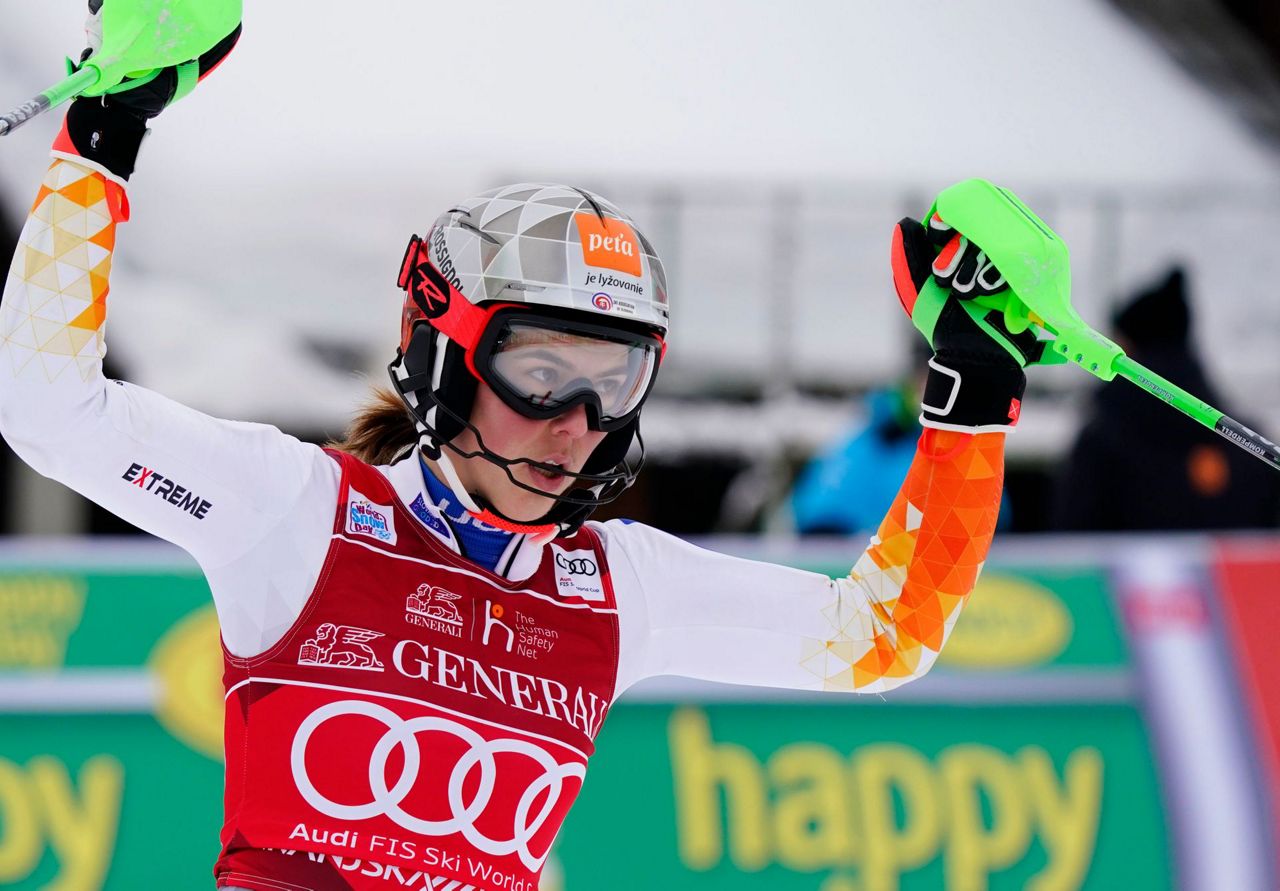 Photo of Švajčiarska lyžiarka Holder Vlhová vedie Shiffrinovú v slalome WCup