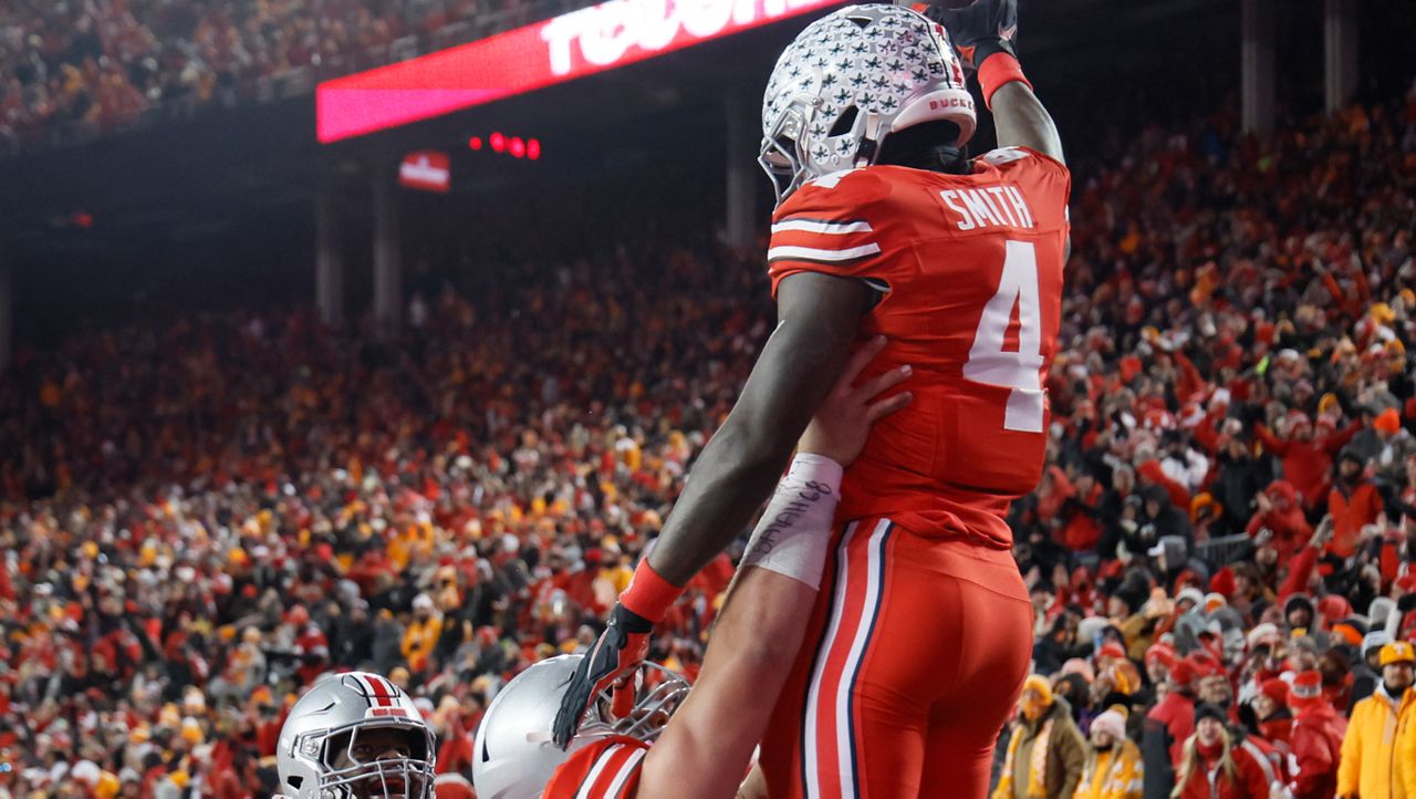 Howard throws 2 TD passes to Smith to help Ohio State rout Tennessee 42-17 in CFP