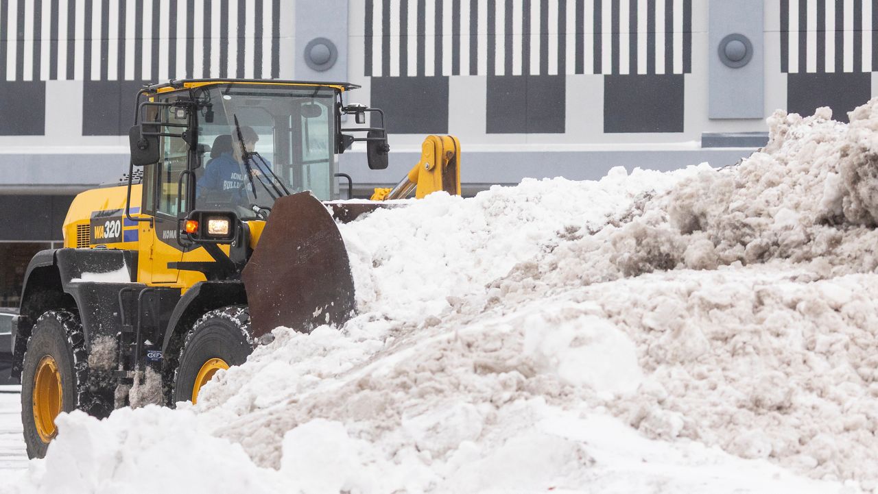 Storm packing snow descends on Great Lakes, Northeast