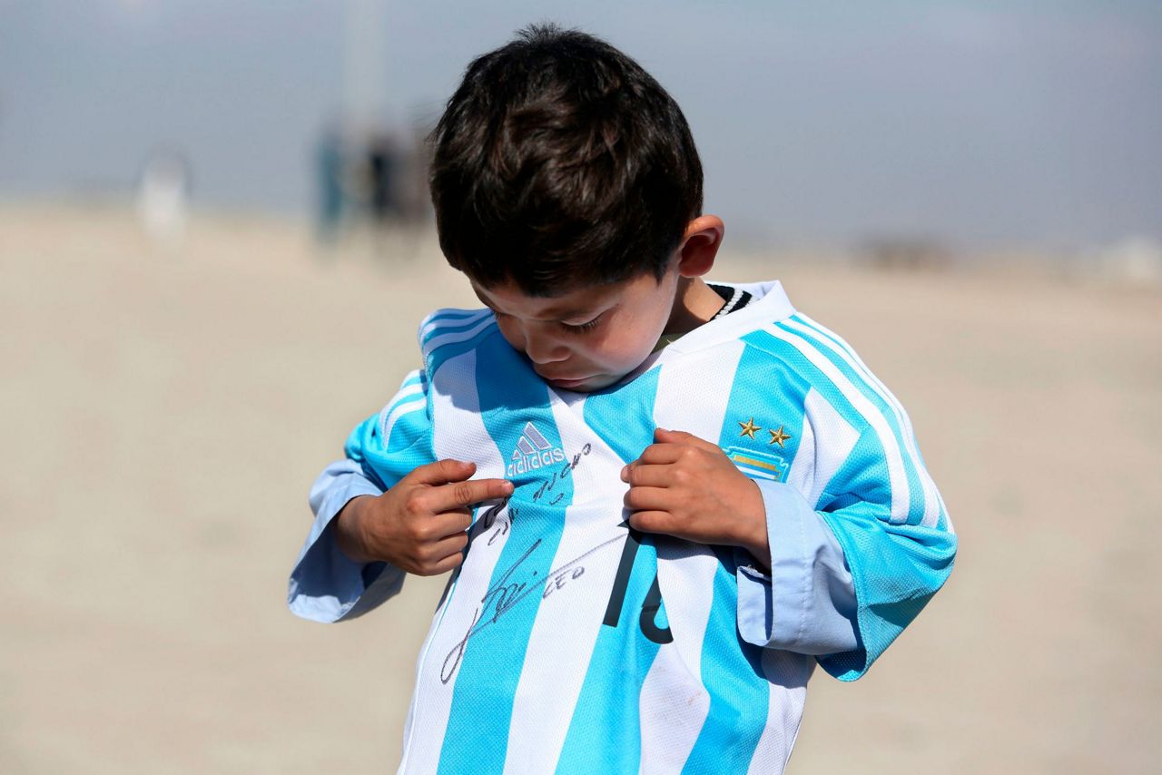 Murtaza khojami ever. Rashko Baba Афганский Messi. Муртаза Пашаи. Мальчик модель футболка Месси. Child with the Shirt Messi.