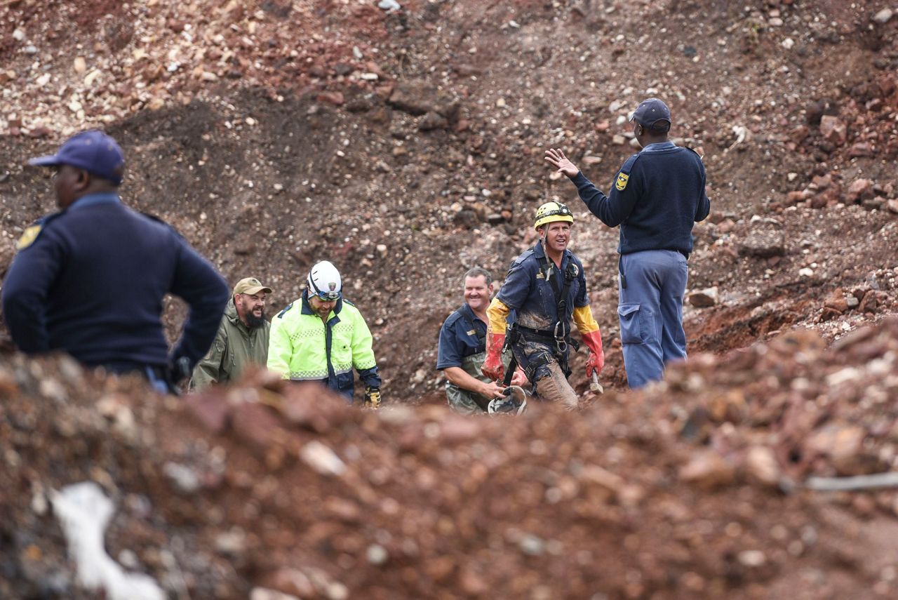 Walk mining. Шахтёров которые спускаются в шахту. Walk mining. Walk mining. Coals drills.