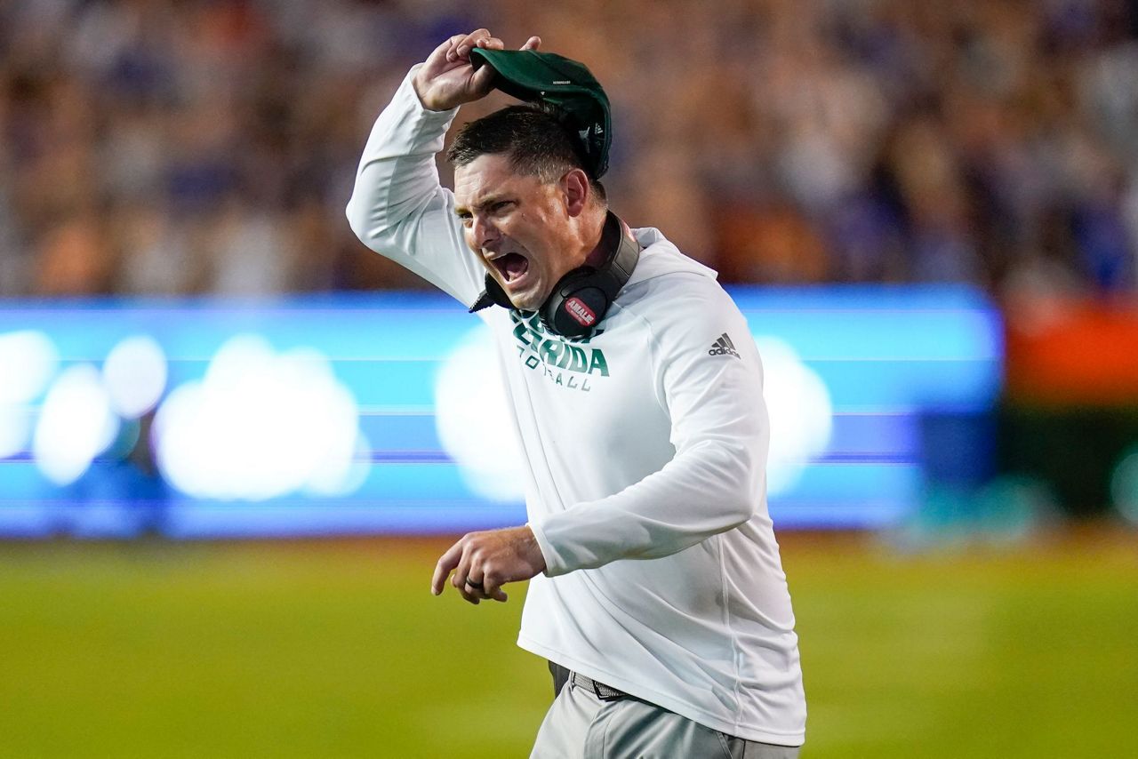 USF botches late FG, No. 18 Florida gets 31-28 win in Swamp