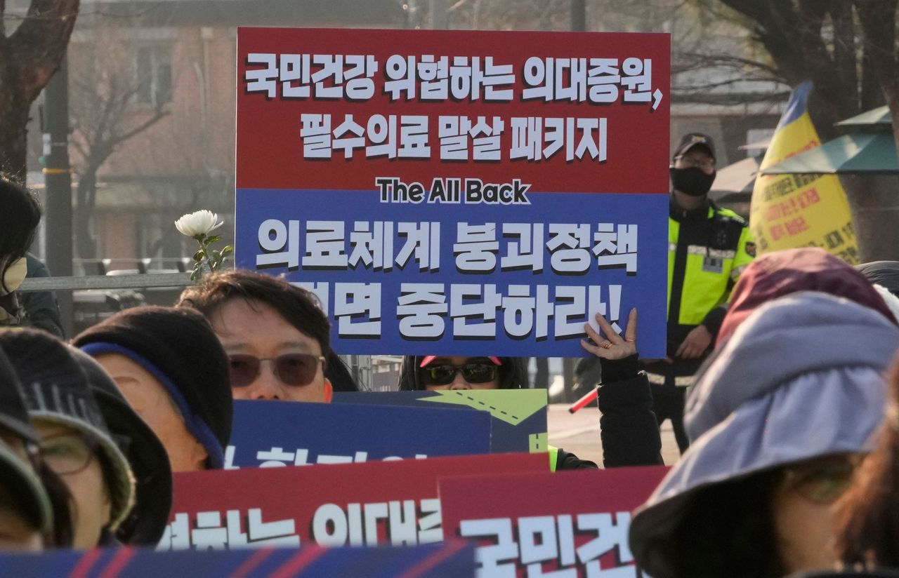 Why are striking doctors in South Korea facing license suspensions and ...