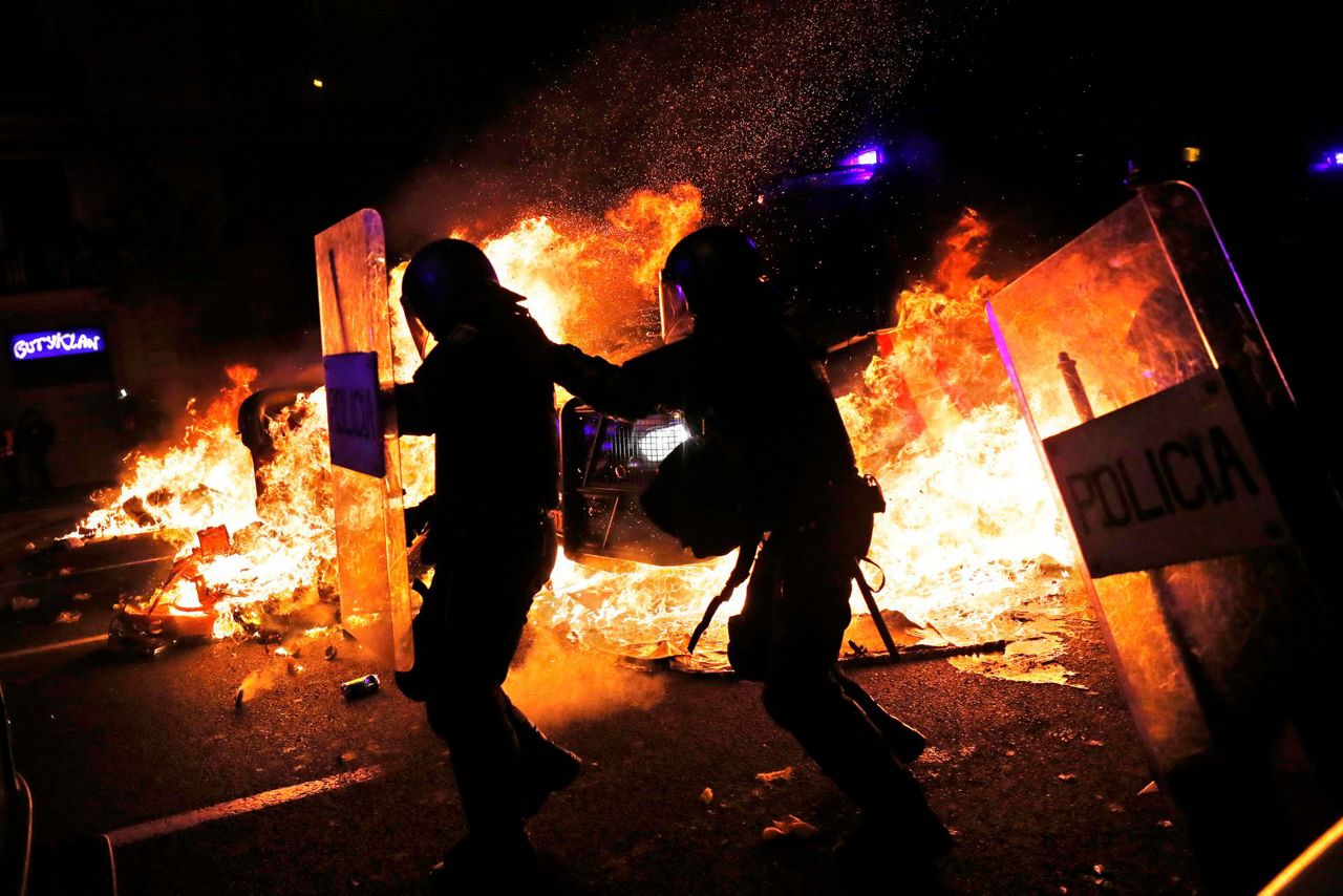 жгли евро. майдан на украине в 2014 правый сектор. улица америки беспорядки. жгли евро. жгли евро.