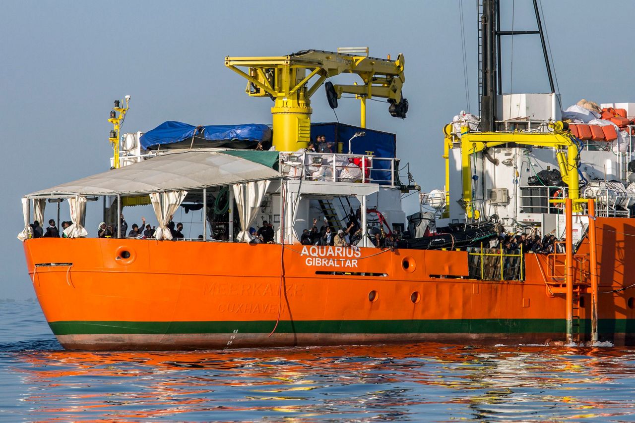 1st boat of Aquarius convoy with 630 migrants docks in Spain