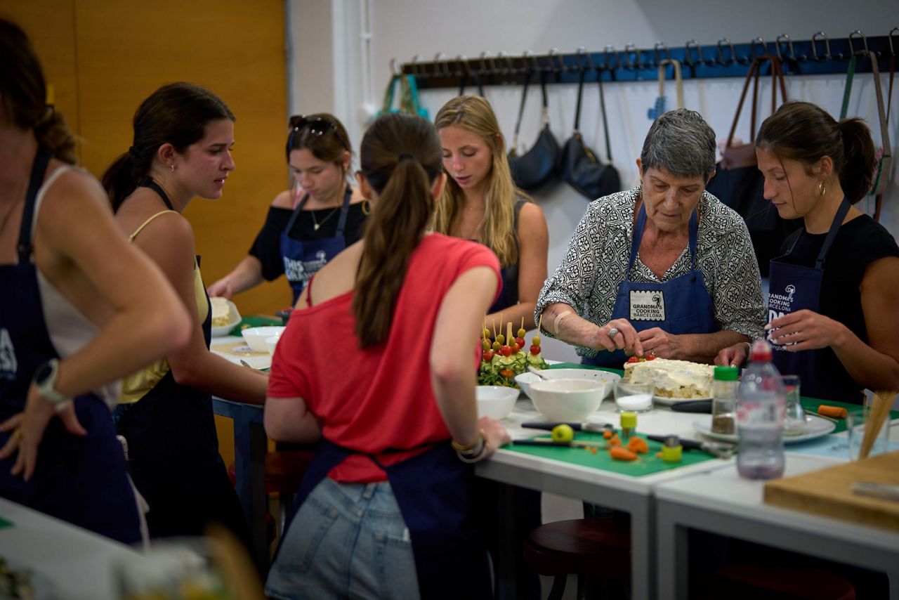 Barcelona 'grandmas' dish out cooking wisdom. And find nourishment ...