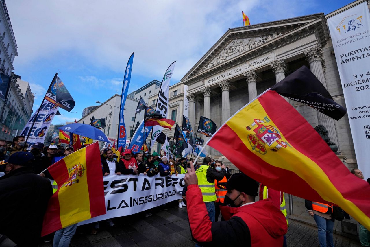 Polisi Spanyol memprotes rencana pemerintah untuk mereformasi ‘hukum gag’