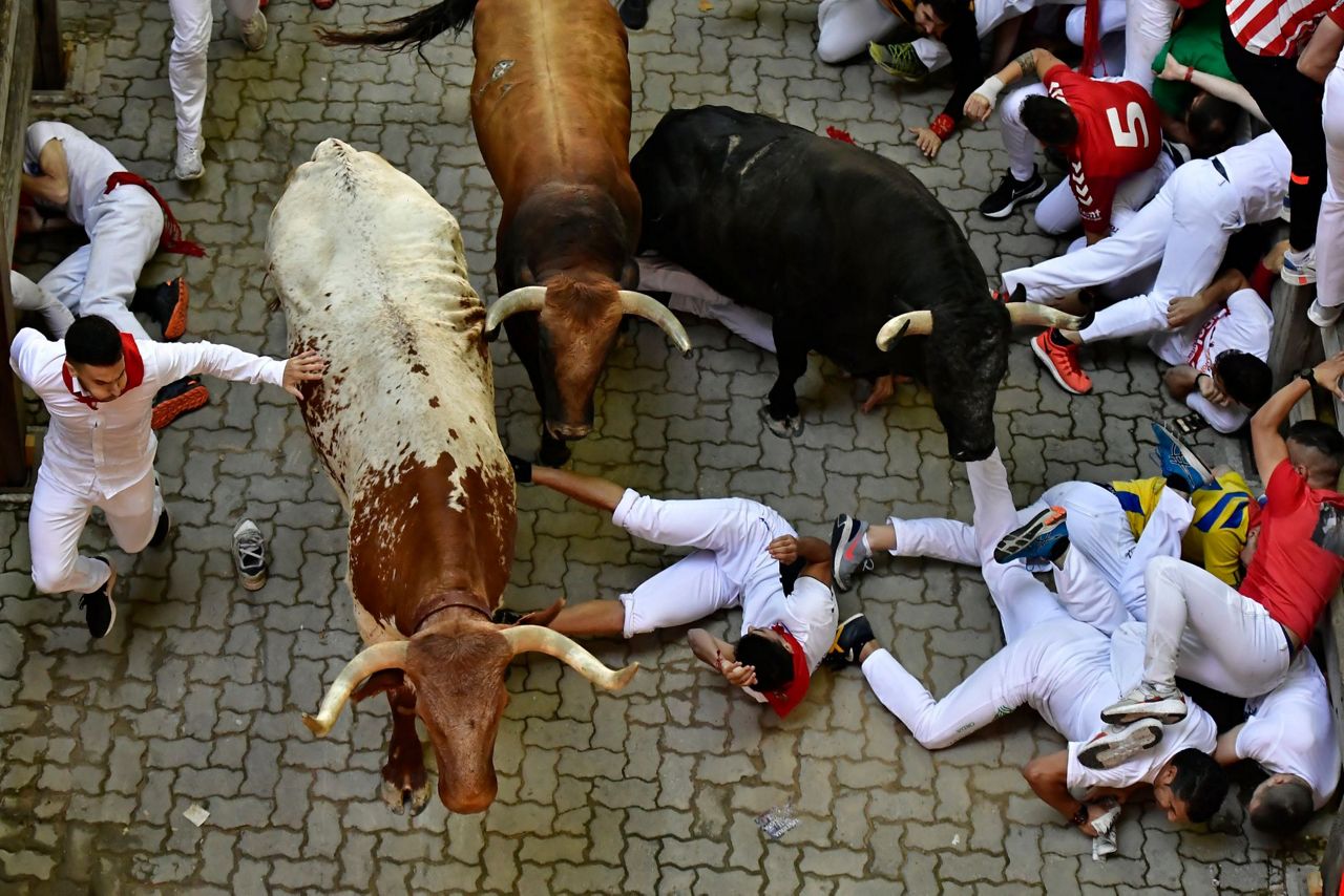 Tres corredores corneados en la tensa V Corrida de Pamplona