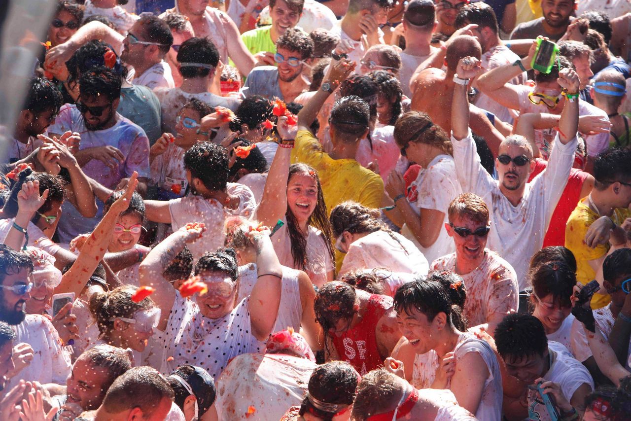 Thousands drenched in red in Spain's 'Tomatina' battle