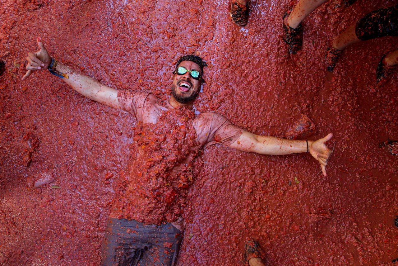 Thousands drenched in red in Spain's 'Tomatina' battle