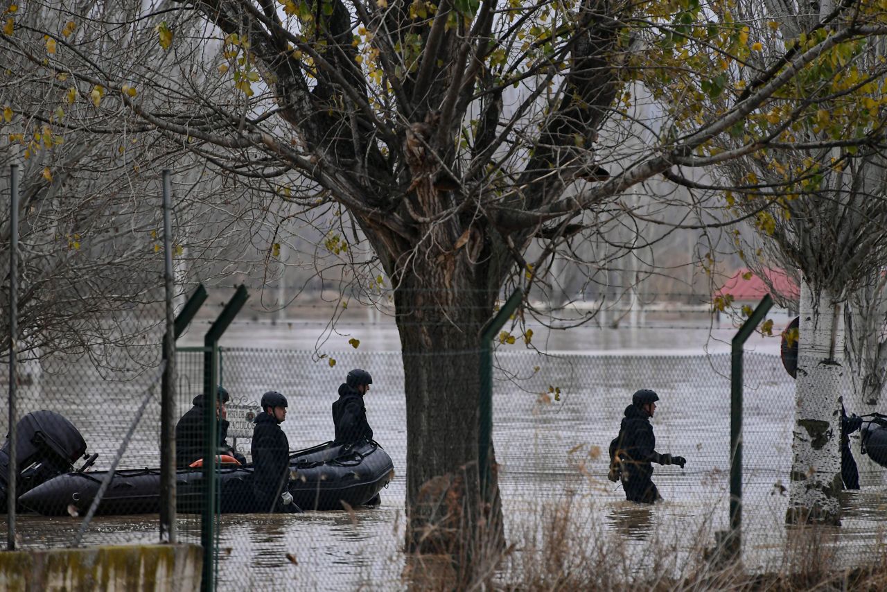 Spanish city braces for flooding from swollen Ebro River