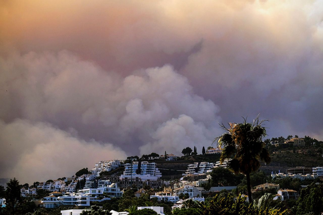 España evacua a 2.000 personas mientras los equipos se apresuran a inspeccionar los incendios forestales