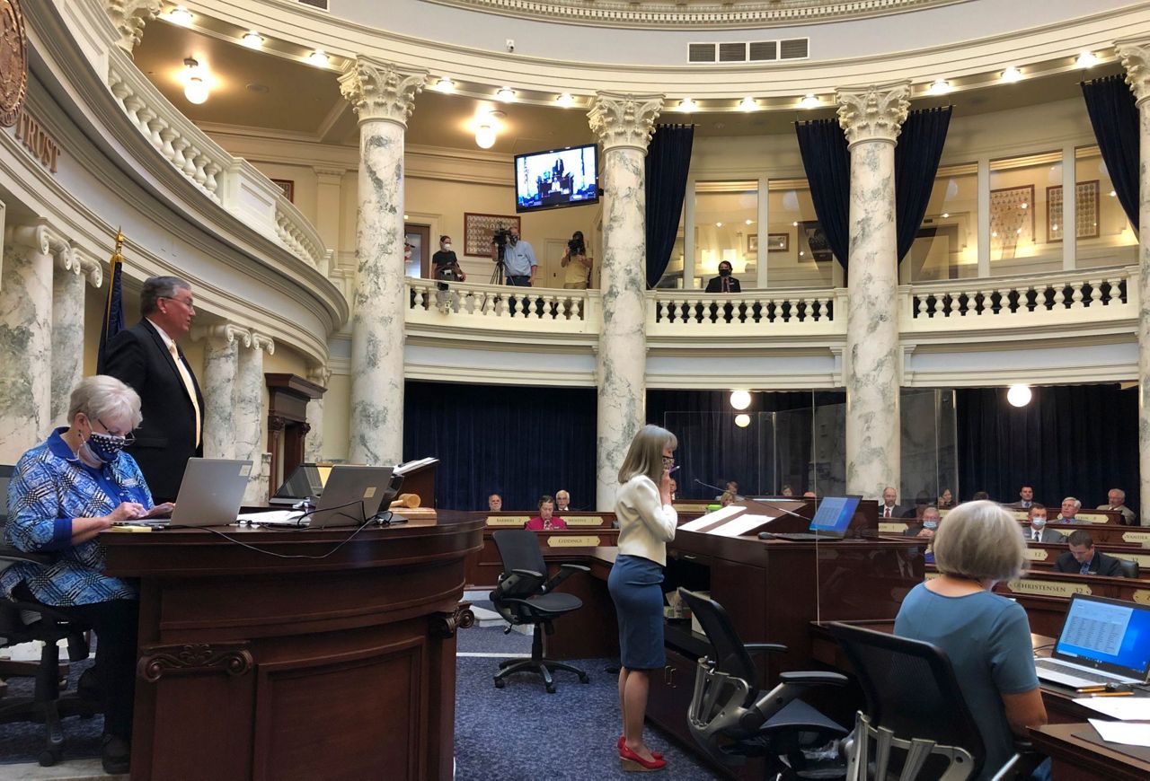 crowd-shatters-glass-to-get-to-idaho-house-session-on-virus