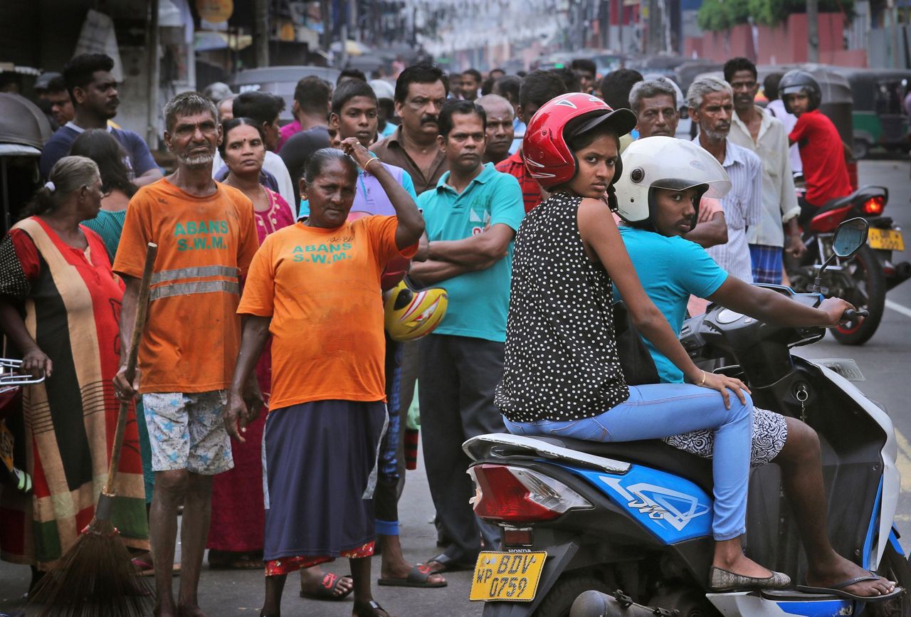 что происходит на шри ланке сейчас. шри ланка 2022. что происходит на шри ланке сейчас. люди в шри ланке. премьер министр шри ланки.
