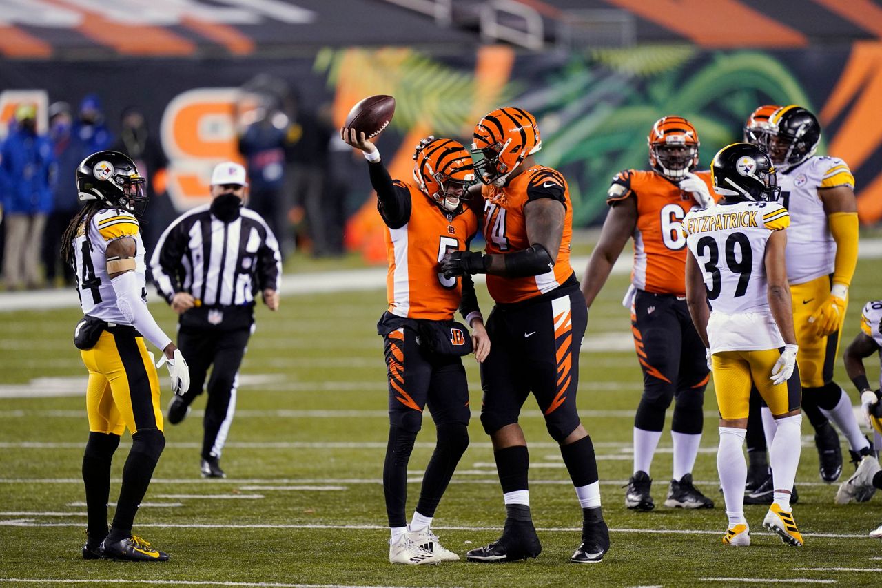 Roethlisberger throws 4 TD passes, Steelers rip Bengals