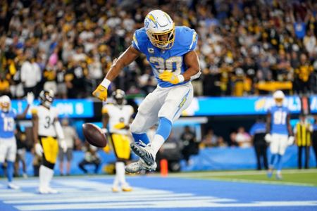 Justin Herbert, Chargers hold off Steelers rally