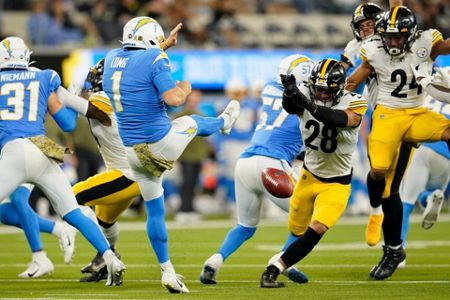 Herbert throws for 382 yards, Chargers hold off Steelers