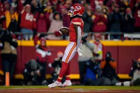 Patrick Mahomes leads Chiefs to 42-21 wild-card romp over Steelers – The  Denver Post