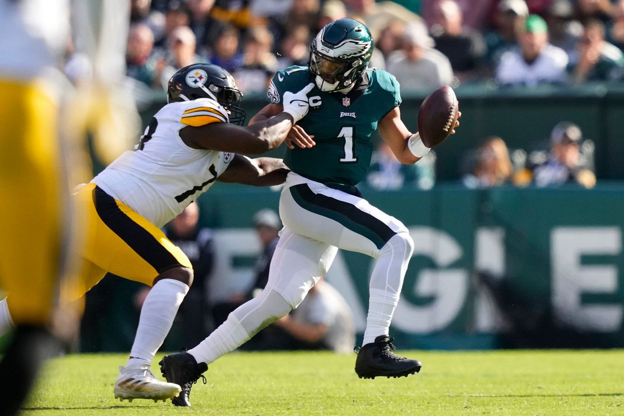 Hurts, Brown Power Unbeaten Eagles Past Steelers 35-13