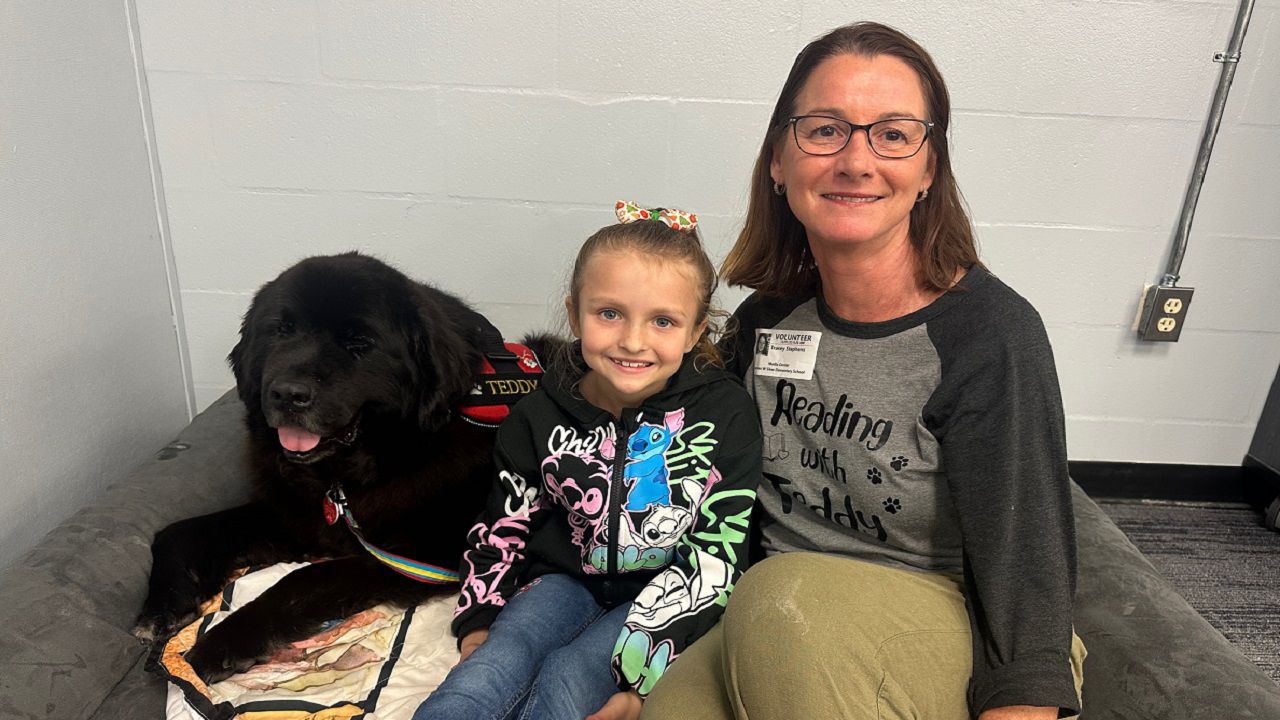Tracey Stephens helps kids learn with her dog Teddy