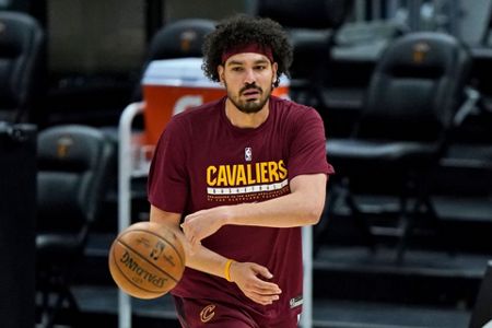 Anderson Varejao plays first game for Cleveland Cavaliers since 2016