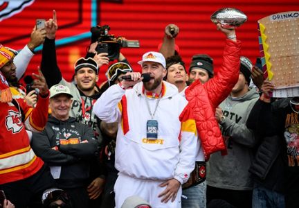 Chiefs Super Bowl Parade Details: Patrick Mahomes, Travis Kelce, O-Line  Shirts