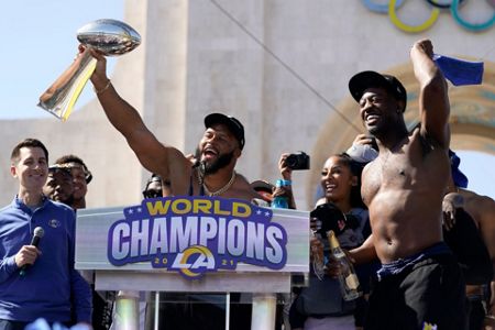 Rams fans cheer Super Bowl 56 champs at Los Angeles victory parade