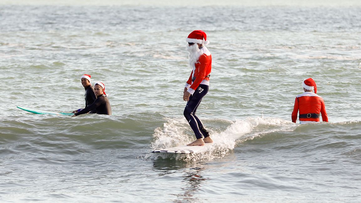 SurfingSantas3816